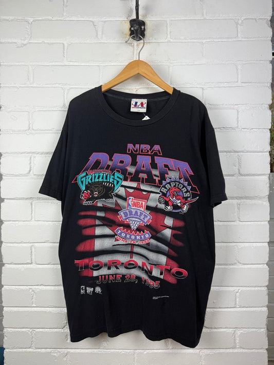 Vintage 1995 Toronto Raptors Vs Grizzlies Flag Graphic T Shirt Size XL