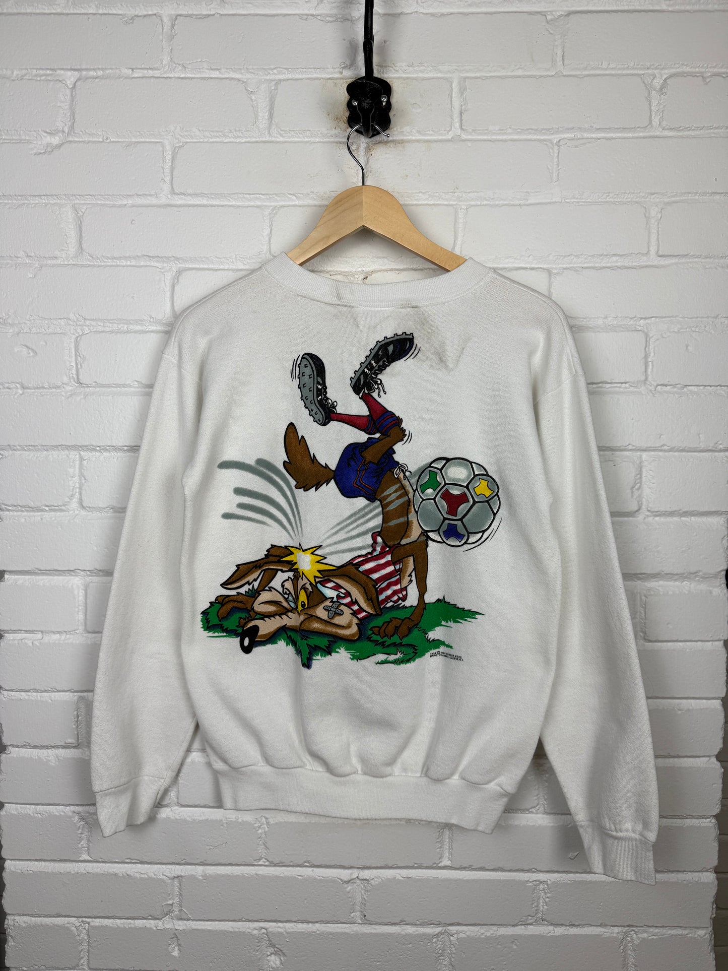 Vintage 1994 Looney Tunes Wile E Coyote Acme Extreme Soccer Sweatshirt Size S 90s