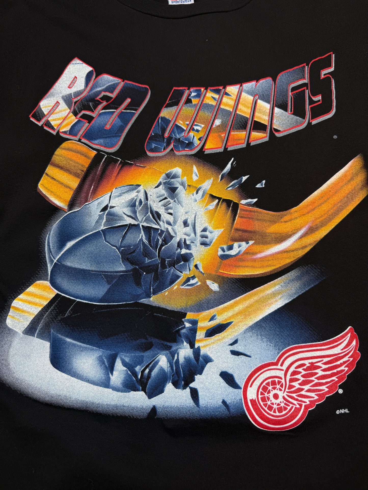 Vintage 90s Detroit Red Wings NHL Hockey Big Graphic Hockey Puck T Shirt Size XL