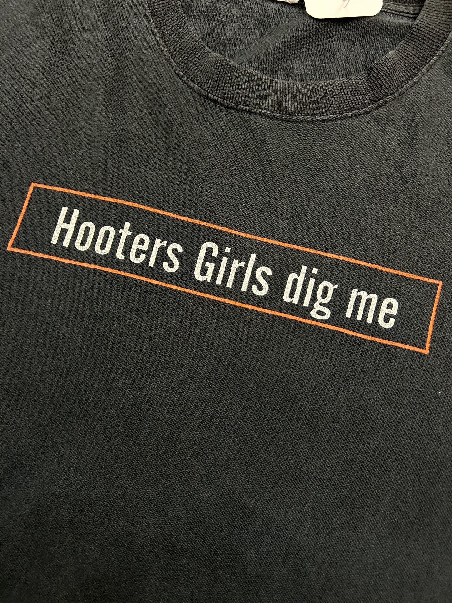 Vintage Hooters Girls Dig Me Spell Out Bog Logo T Shirt Size XL