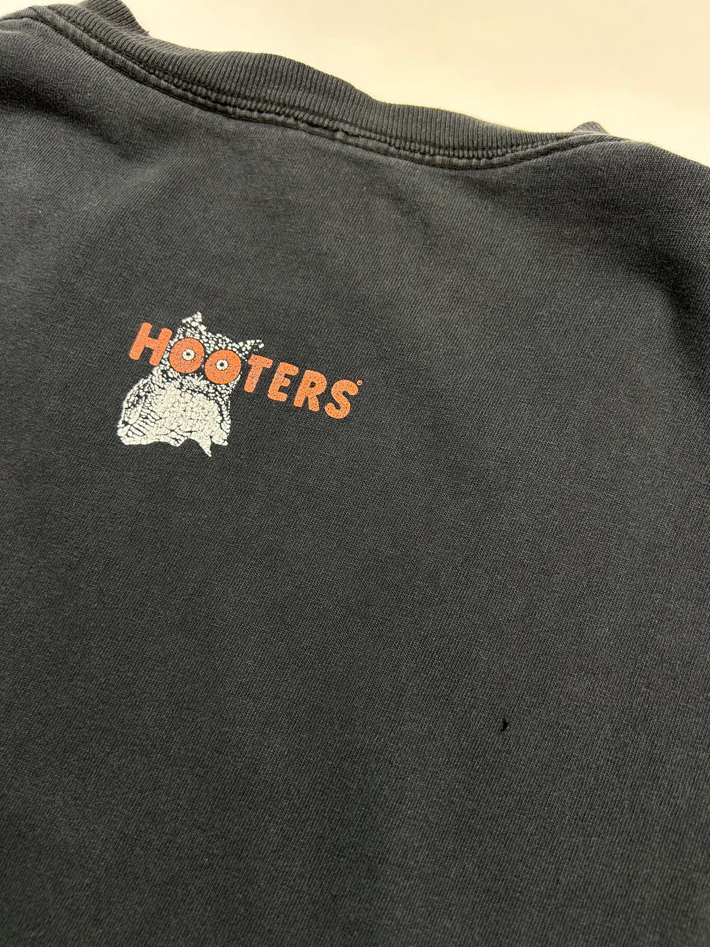 Vintage Hooters Girls Dig Me Spell Out Bog Logo T Shirt Size XL