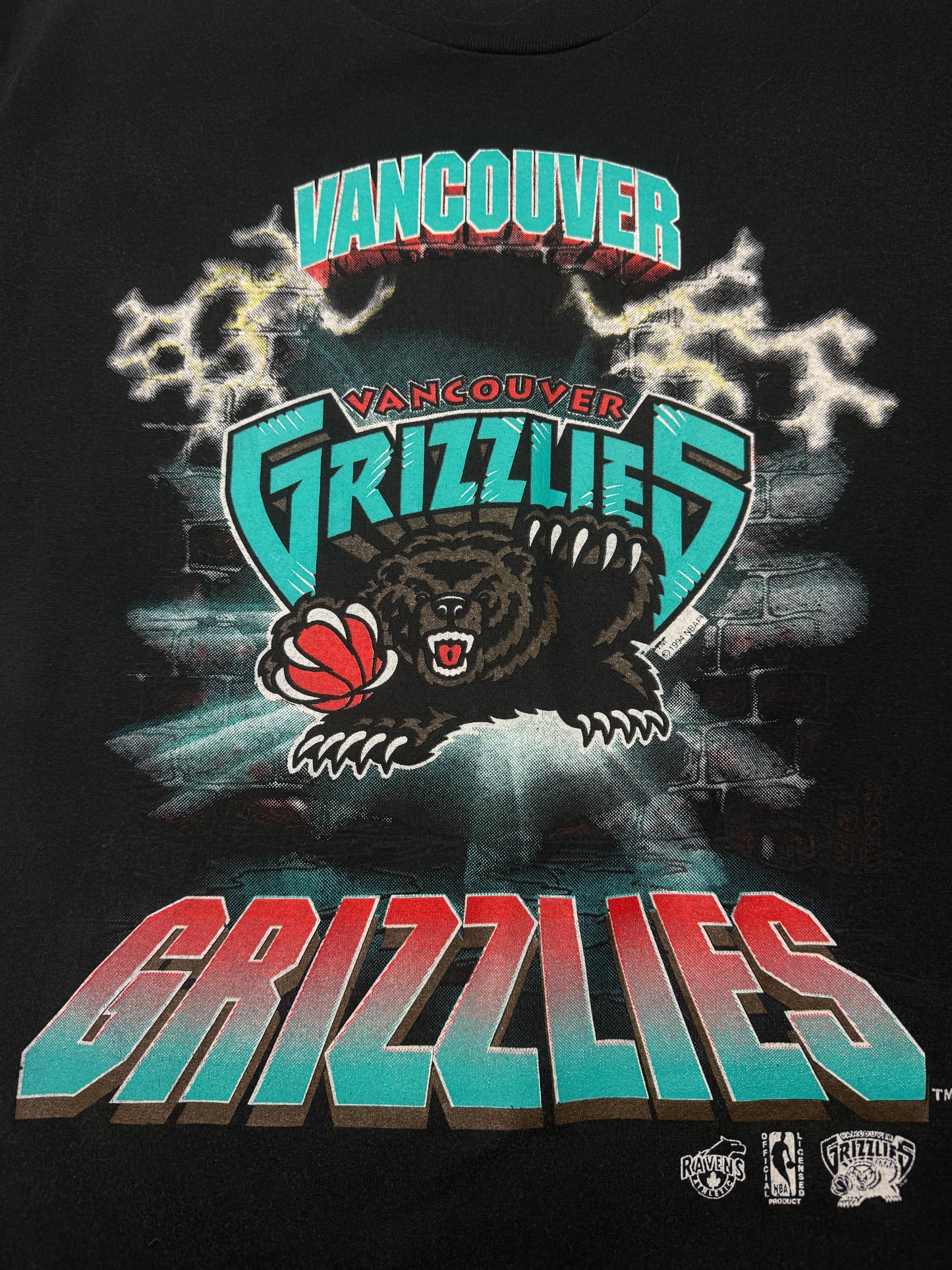 Vintage 90s Vancouver Grizzlies Break Through NBA Ravens Graphic T Shirt Size S