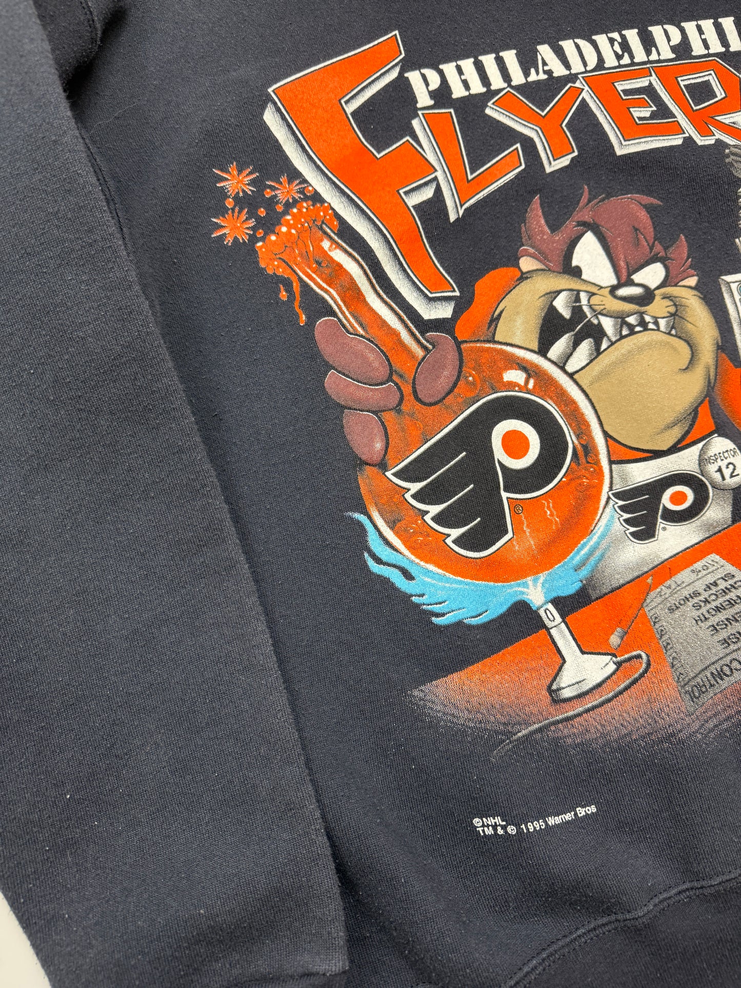 Vintage 1995 Philadelphia Flyers NHL Looney Tunes Taz Tested Scientist Crewneck Sweatshirt Size M