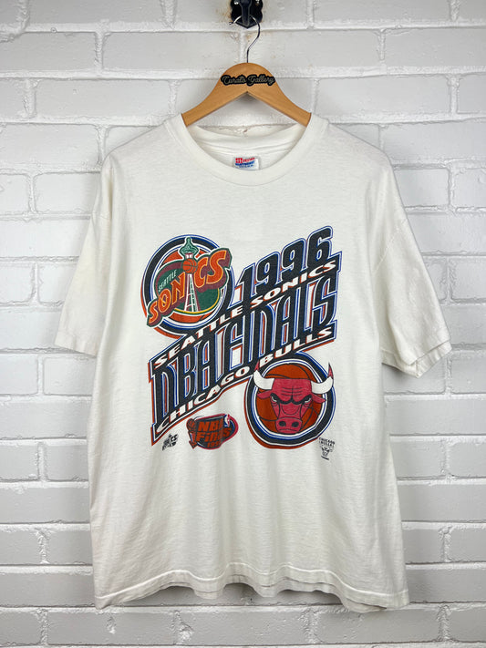 Vintage 1996 NBA Finals Seattle Sonics Vs Chicago Bulls Big Graphic T Shirt Size XL 90s