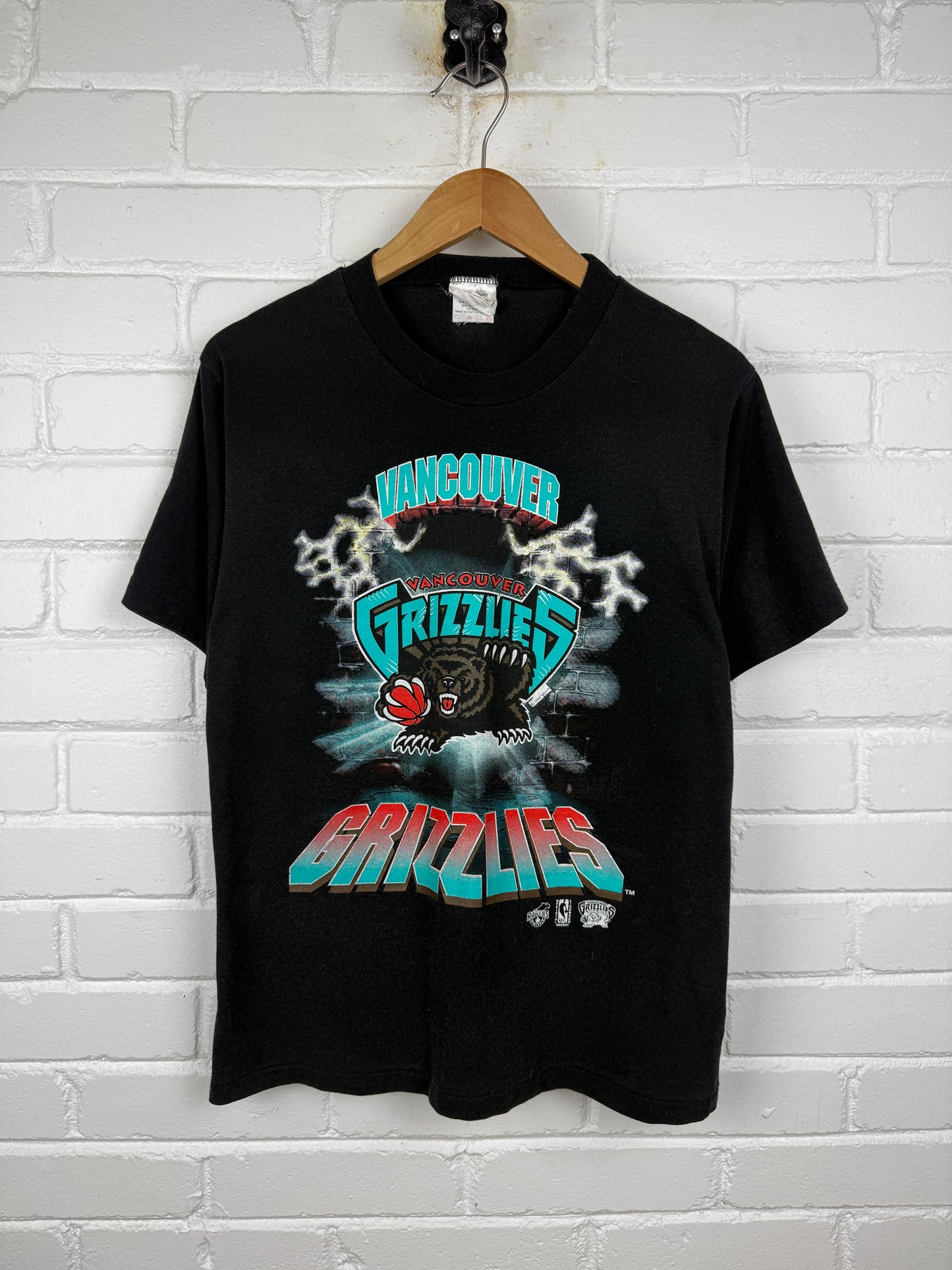 Vintage 90s Vancouver Grizzlies Break Through NBA Ravens Graphic T Shirt Size S