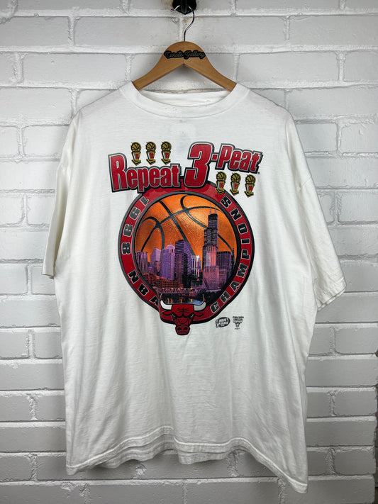Vintage 1998 Chicago Bulls 3 Peat Repeat City Skyline T Shirt Size XL